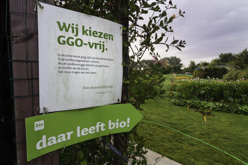 Bord 'ggo-vrij' op bioboerderij